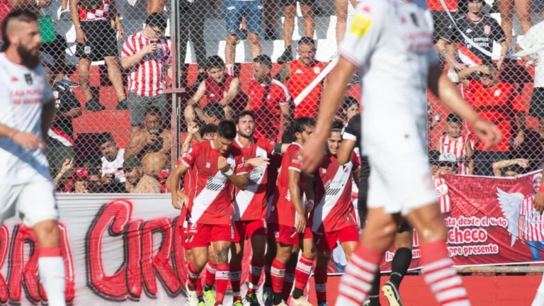 futbol-primera-nacional-san-martin-tucuma-deportivo-maipu-festejo-1