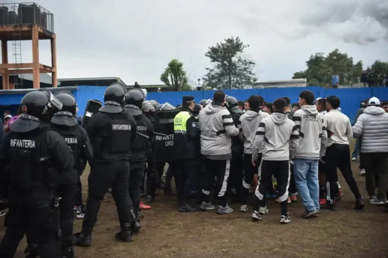 1000x667_graves-incidentes-final-liga-tucumana-incidentes-vestuarios-partido-quedo-suspendido-1150105-185836